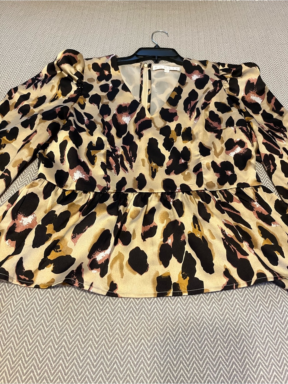 KARLIE Leopard Print Puff Sleeve Peplum Top. Zipper back. So cute! Large.